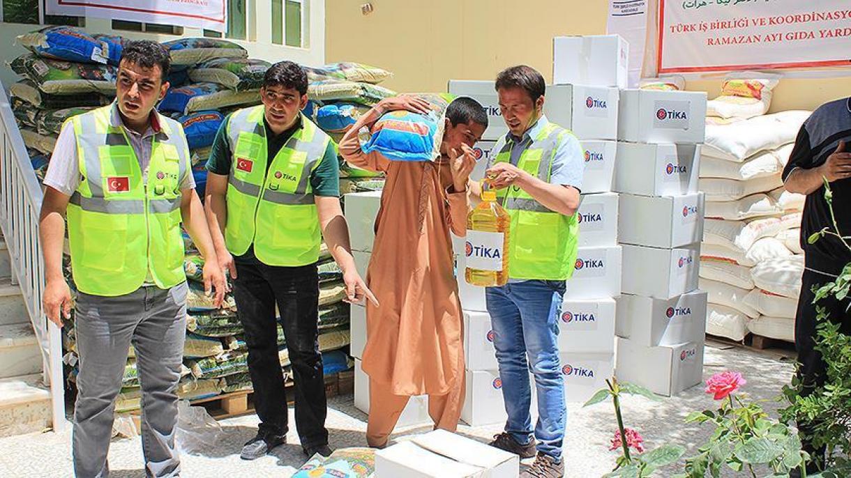کمکهای ترکیه در ماه رمضان در میان نیازمندان افغان توزیع شد
