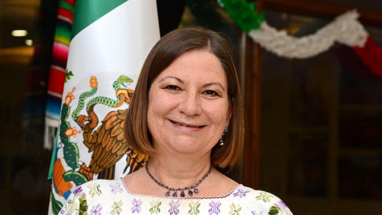 La embajadora de México en Turquía admira el Monte Nemrut
