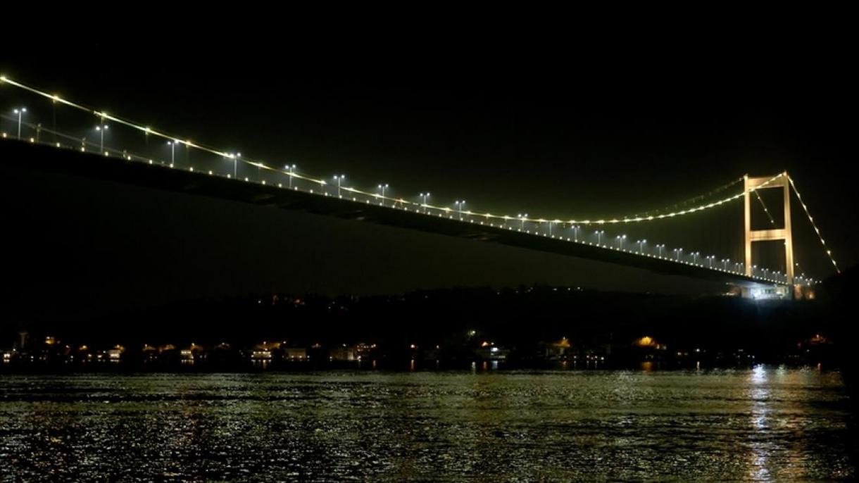 法提赫·苏丹·麦赫麦德大桥因儿童癌症日点亮黄色灯光
