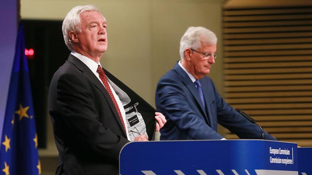 Közös sajtótájékoztatót tartott Barnier és Davis