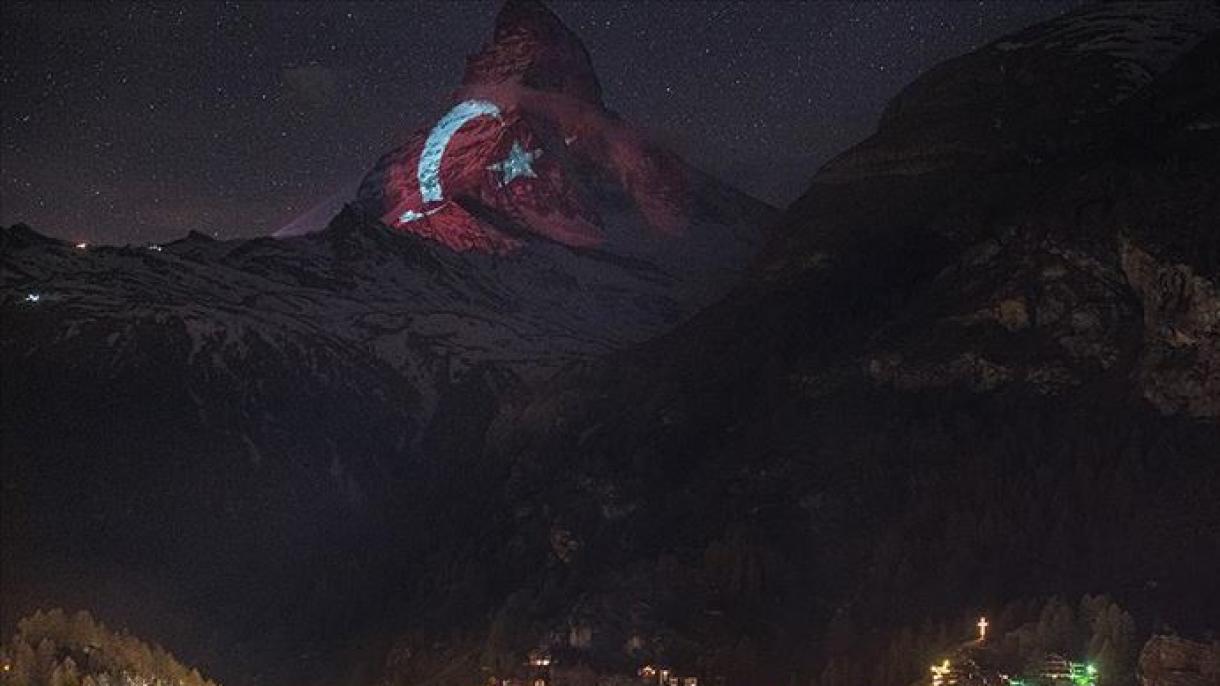 Si illumina la vetta del Cervino( Matterhorn) con i colori della bandiera turca