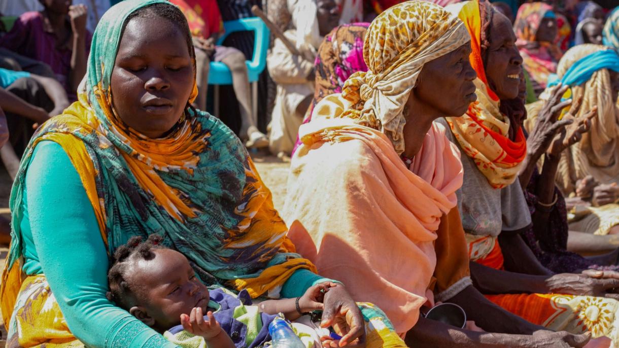 سودانین دارفور بؤلگه‌سینده اوشاقلاری دویورماق اوچون آغاج یارپاغی و چکیرتکه بئله قالمادی