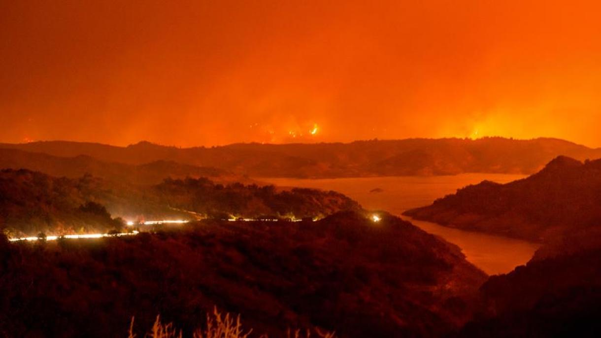 کیلیفورنیا  کے جنگلات میں آگ،150 عمارتیں جل کر راکھ