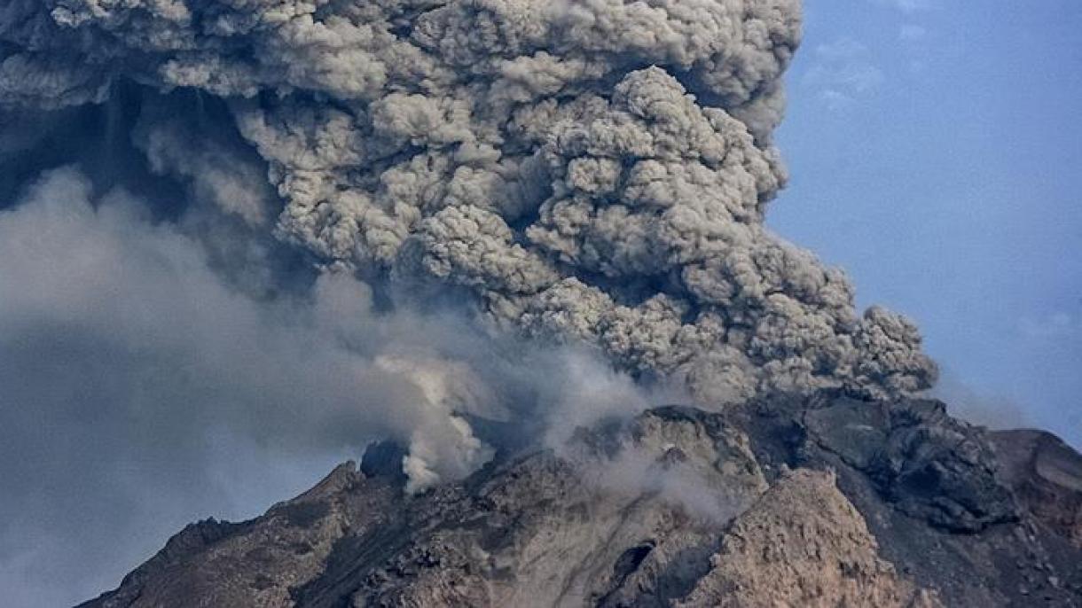 Figyelmeztetés a vulkán-kitörésre Indonéziában