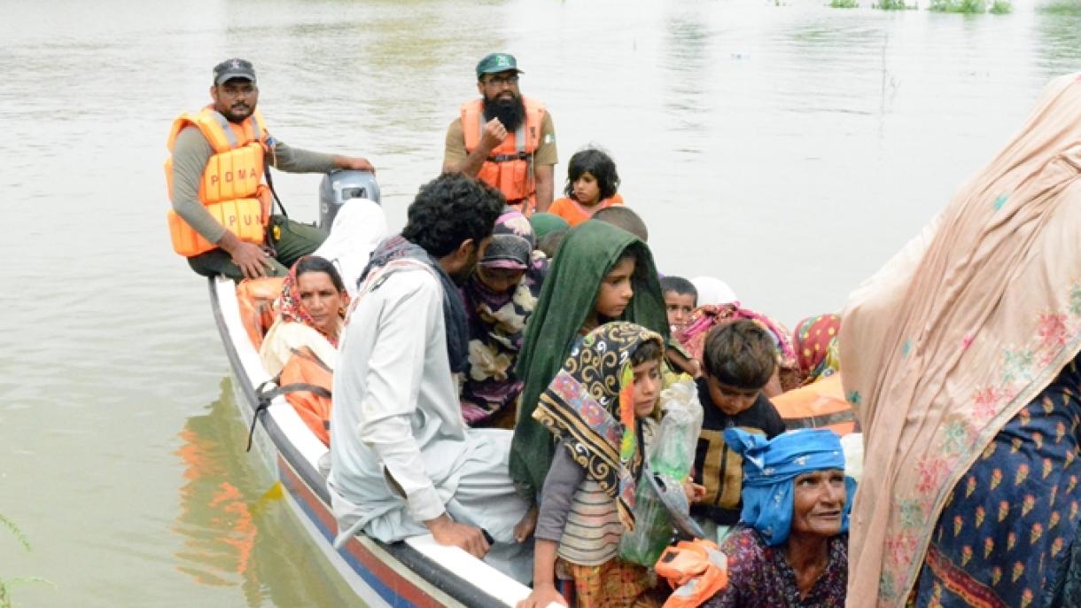 El número de muertos por las inundaciones en Pakistán se acerca a los mil
