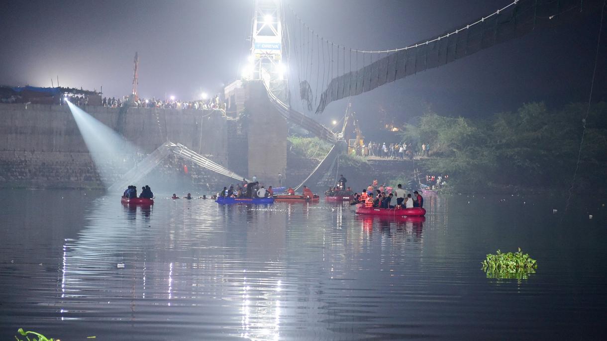 Cientos de muertos y desaparecidos al derrumbarse un puente colgante en la India