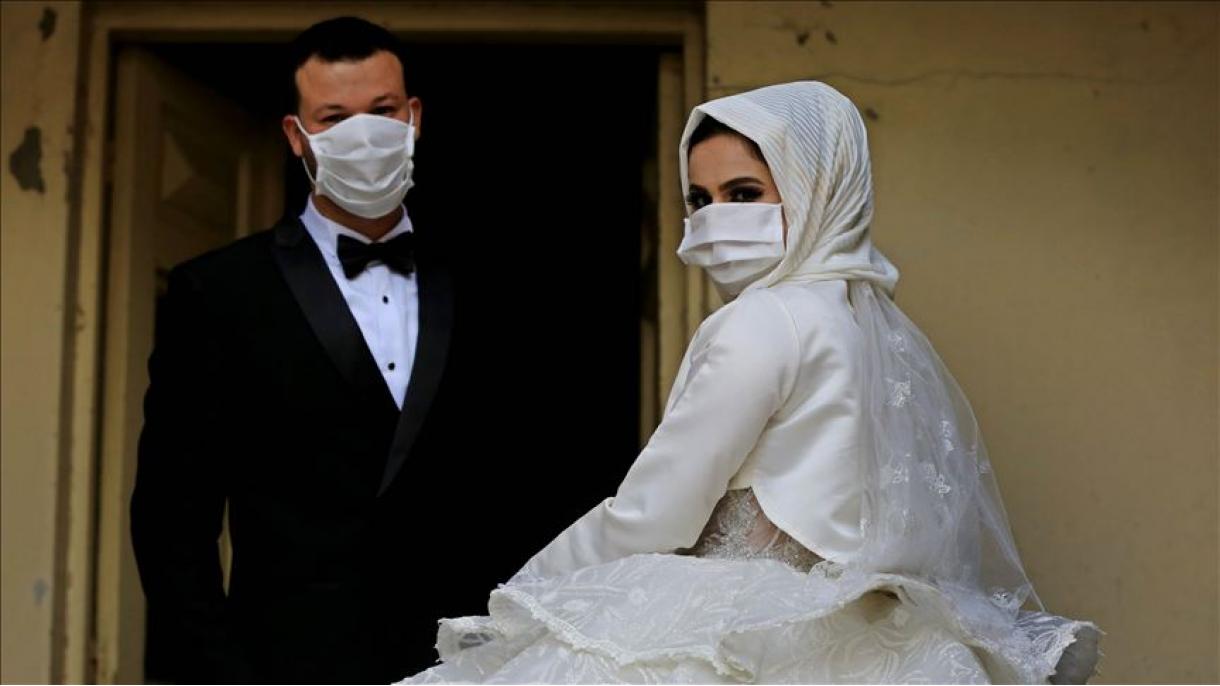 Confeccionam máscaras médicas da moda para casamentos feitos na Faixa de Gaza
