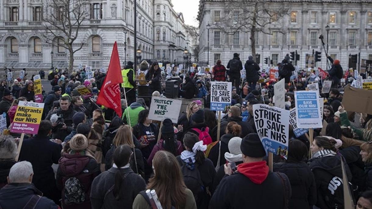 Egészségügyi dolgozók tiltakoznak Nagy-Britanniában
