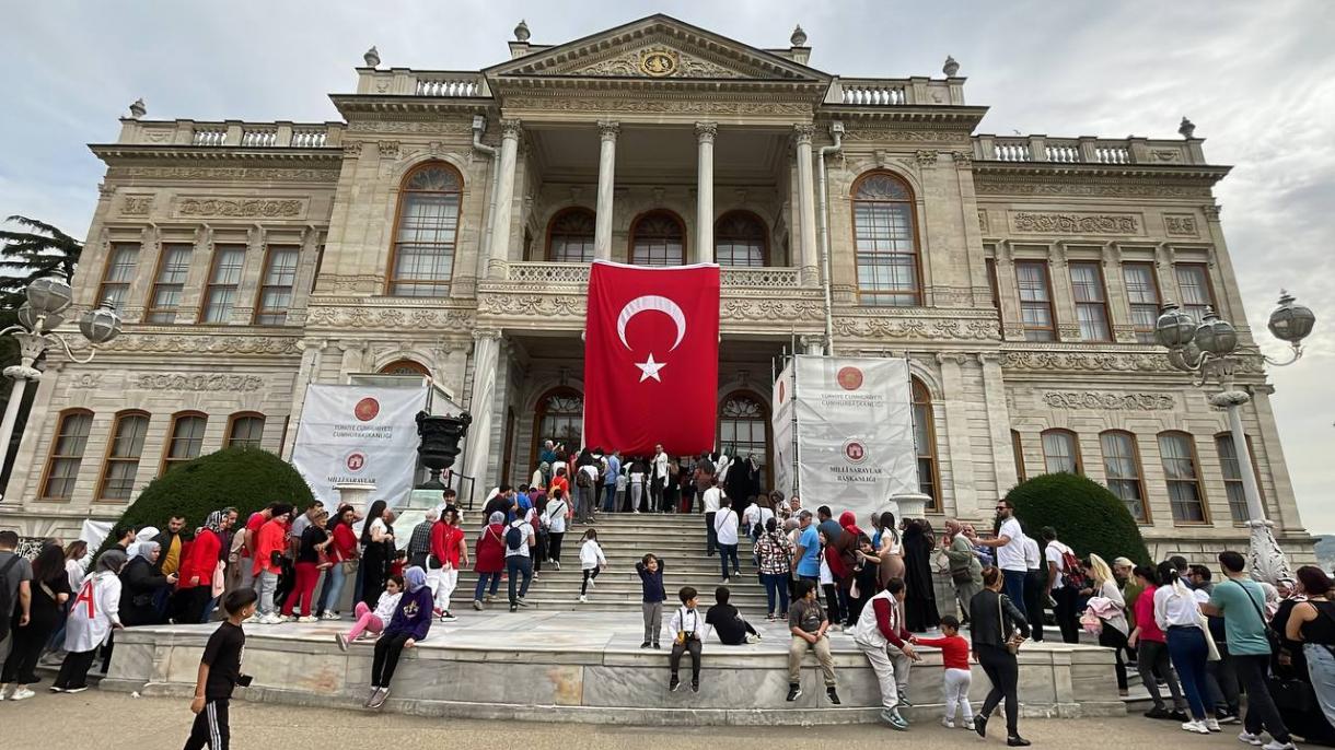 Állampolgárok özönlenek a Dolmabahce palotába