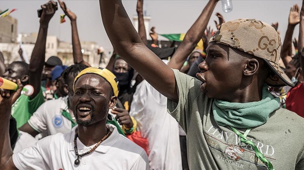 تجمع اعتراضی طرفداران عثمان سونکو رهبر اپوریسیون سنگال مقابل نمایندگی‌های خارجی این کشور