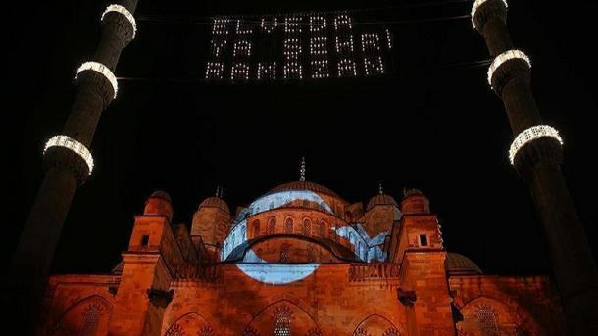 نورپردازی سه بعدی پرچم ترکیه بر مسجد سلطان احمد استانبول