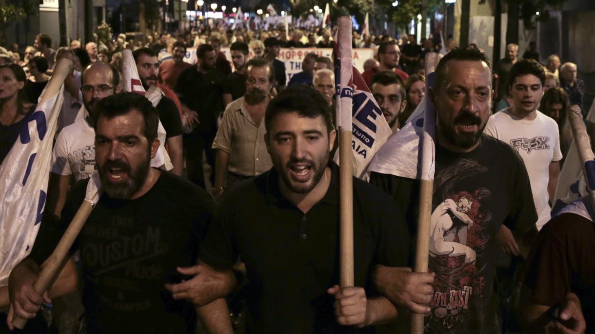 Tiltakozások Görögországban a kormány megszorító csomagja ellen