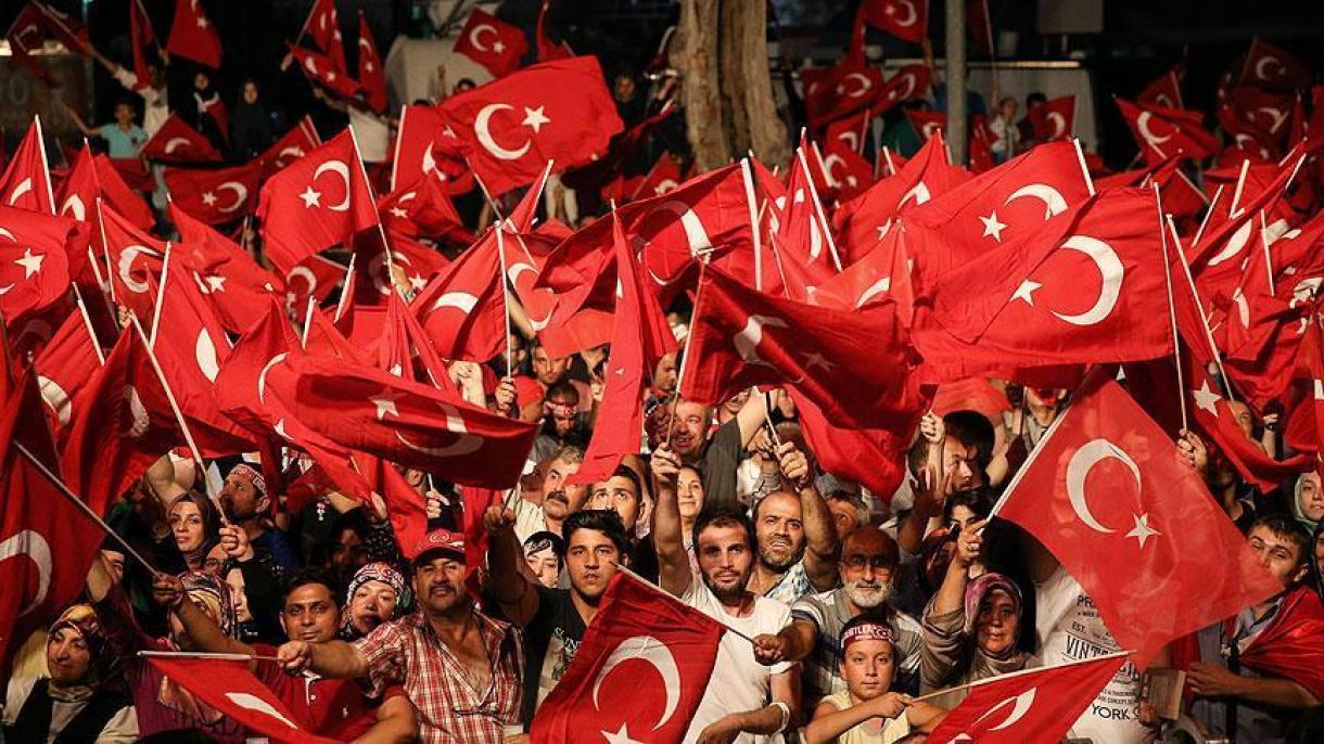 مردم ترکیه به حضور در میادین مهم شهرها ادامه می دهند