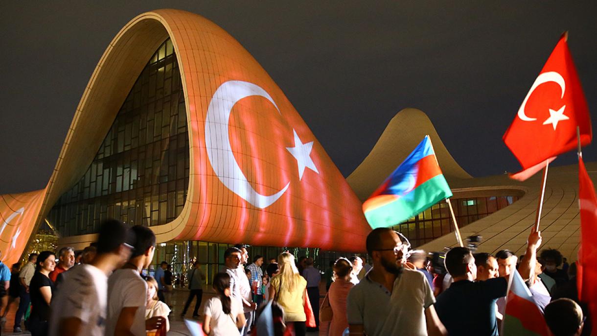 haydar aliyev merkezi Turk bayragi1.jpg