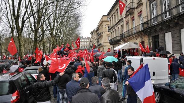 Los turcos en Francia protestan la banda terrorista PKK