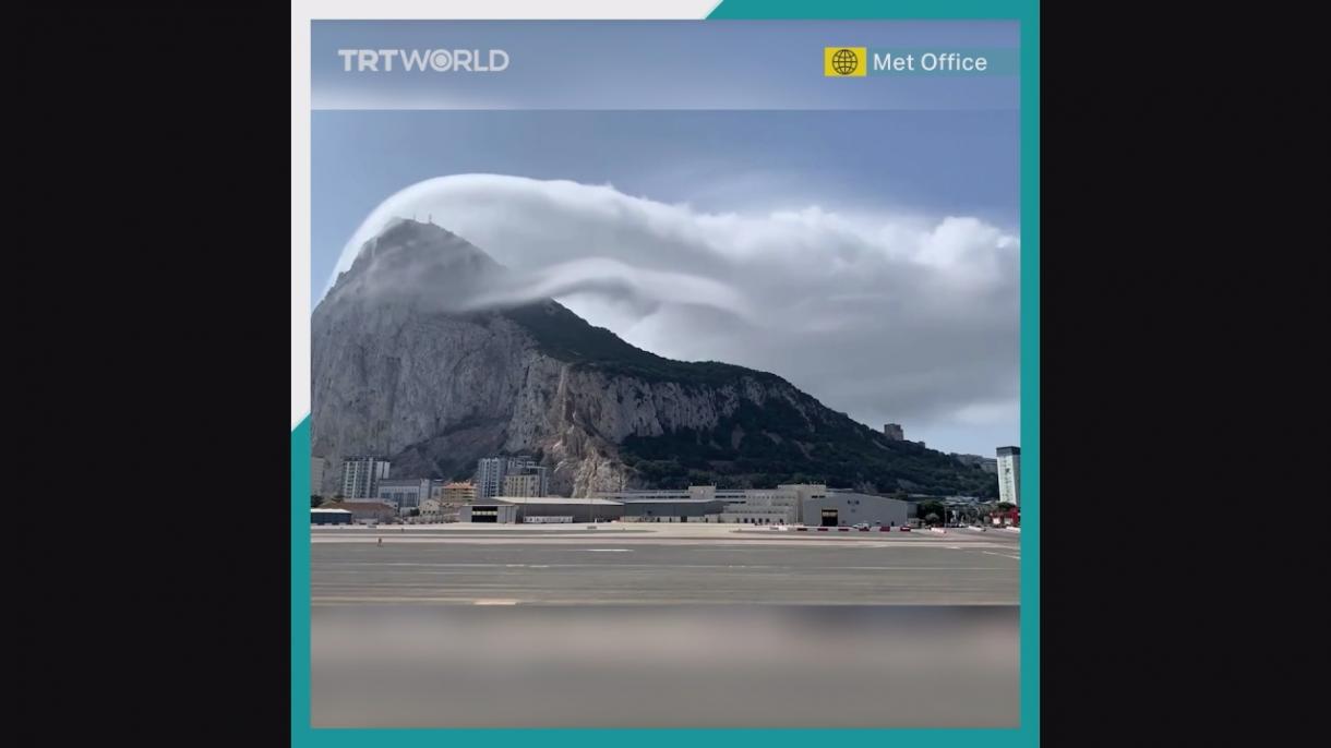 Impressionante Nuvem de Levante flutuou sobre a rocha de Gibraltar