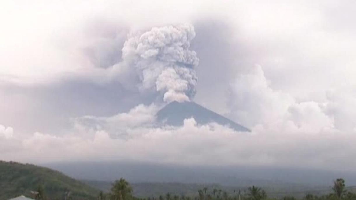 انڈونیشیا ، آتش فشاں پہاڑ نے راکھ اور دھواں اگلنا شروع کر دیا