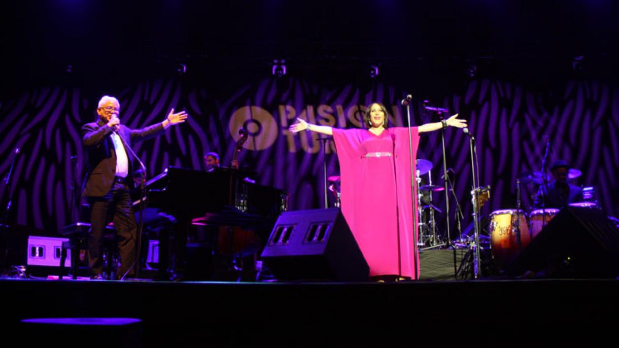 Американската музичка група Пинк Мартини приреди концерт во Истанбул