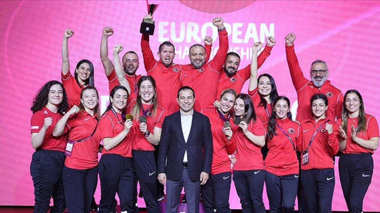 Először nyertek Európa-bajnokságot a felnőtt török női birkózók