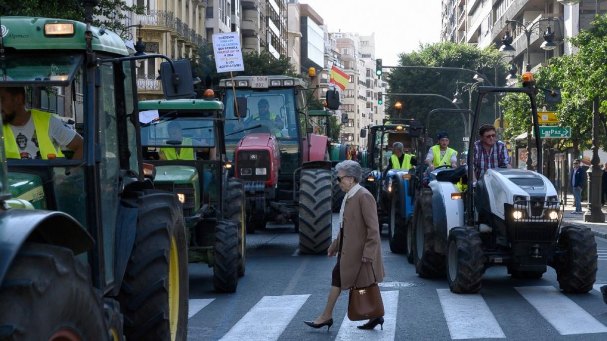 Agricultores cortan carreteras de España para pedir precios justos