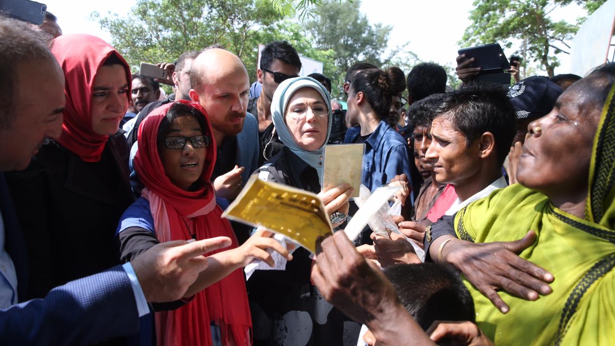 Emine Erdogan entrega materiales de ayuda a los musulmanes de Arakán