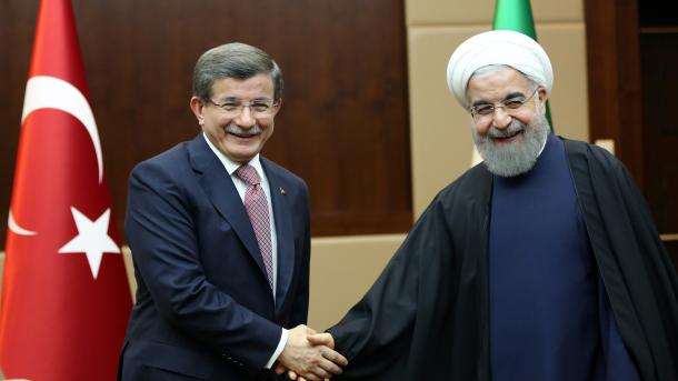 Ahmet Davutoglu y Hasan Rouhani se concentran en las relaciones bilaterales