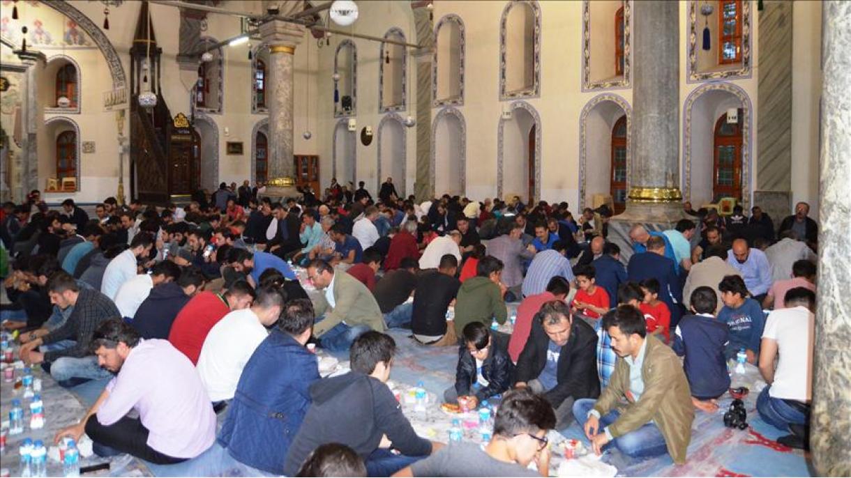 ONG turca fornece iftar para 50 mil sírios todos os dias