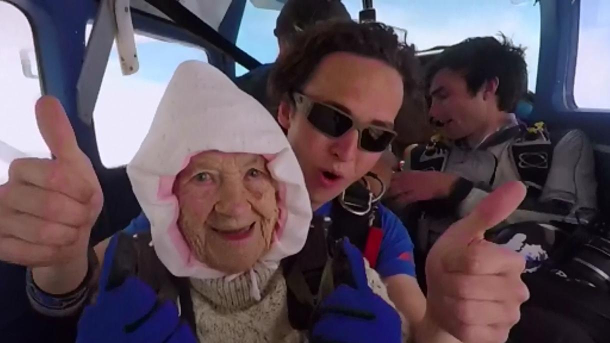 Una bisabuela de 102 años pasa a la historia como la paracaidista más anciana del planeta