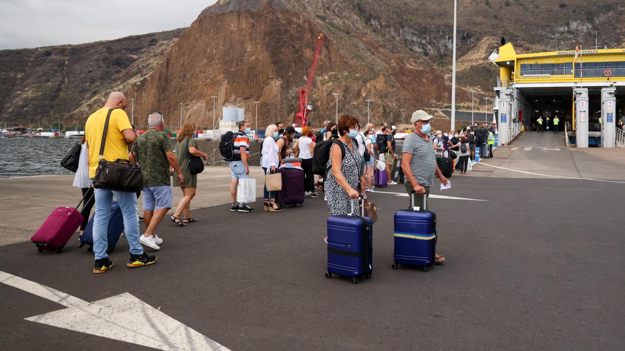 El aeropuerto de La Palma está bajo las cenizas volcánicas