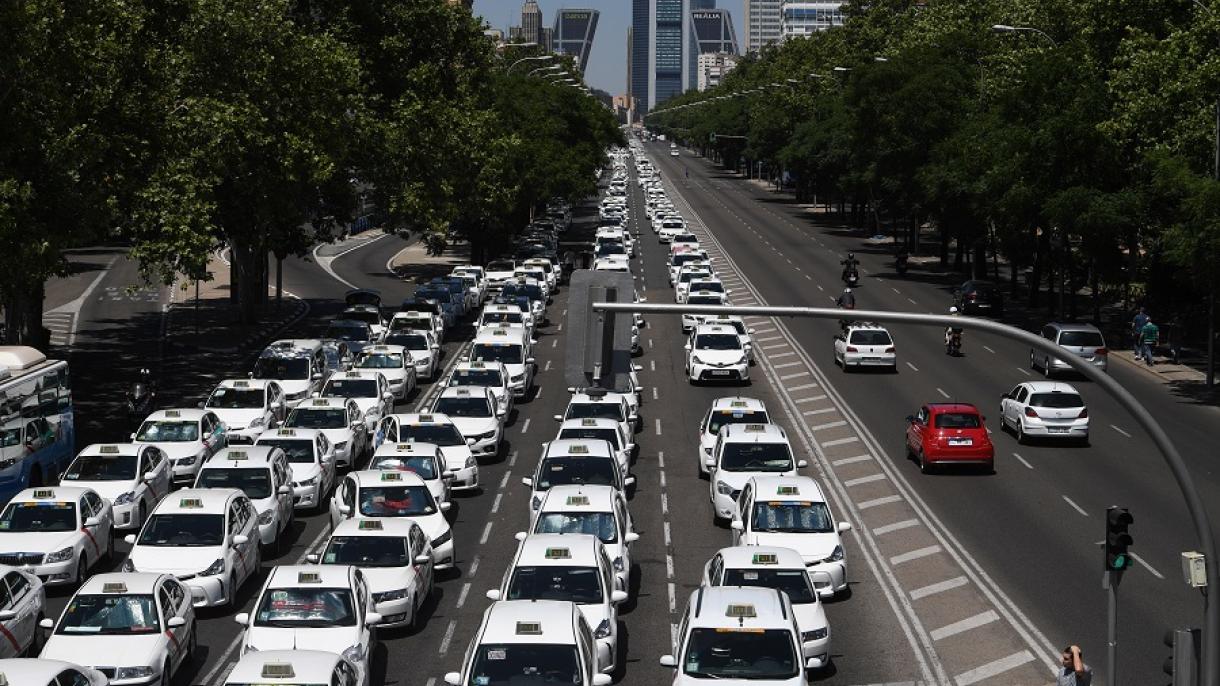 Los taxistas en España mantienen la huelga tras ver insuficiente la solución de Fomento