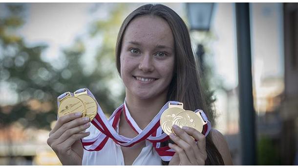 Victoria Zeynep Güneş gana medalla de oro en estilo braza