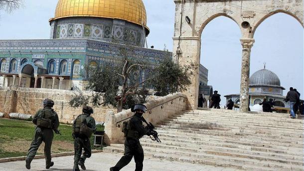 سربازان اسرائیل محافظ مسجد الاقصی را تحت نظر قرار دادند
