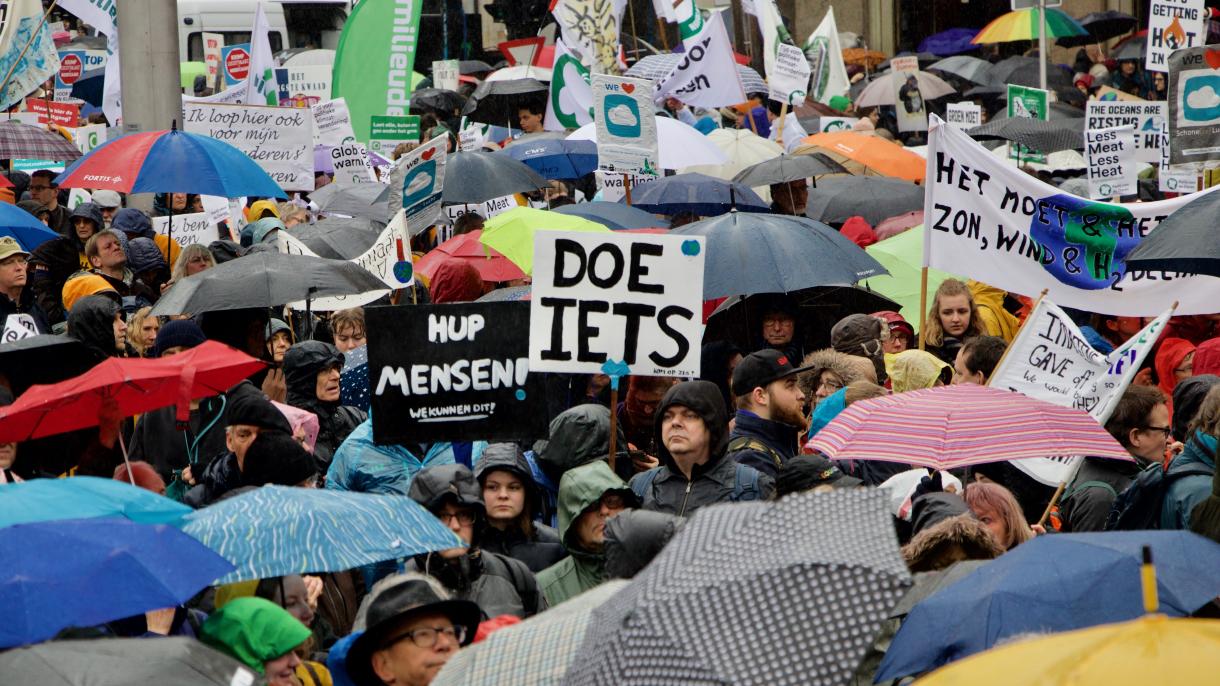 荷兰民众抗议政府的气候政策