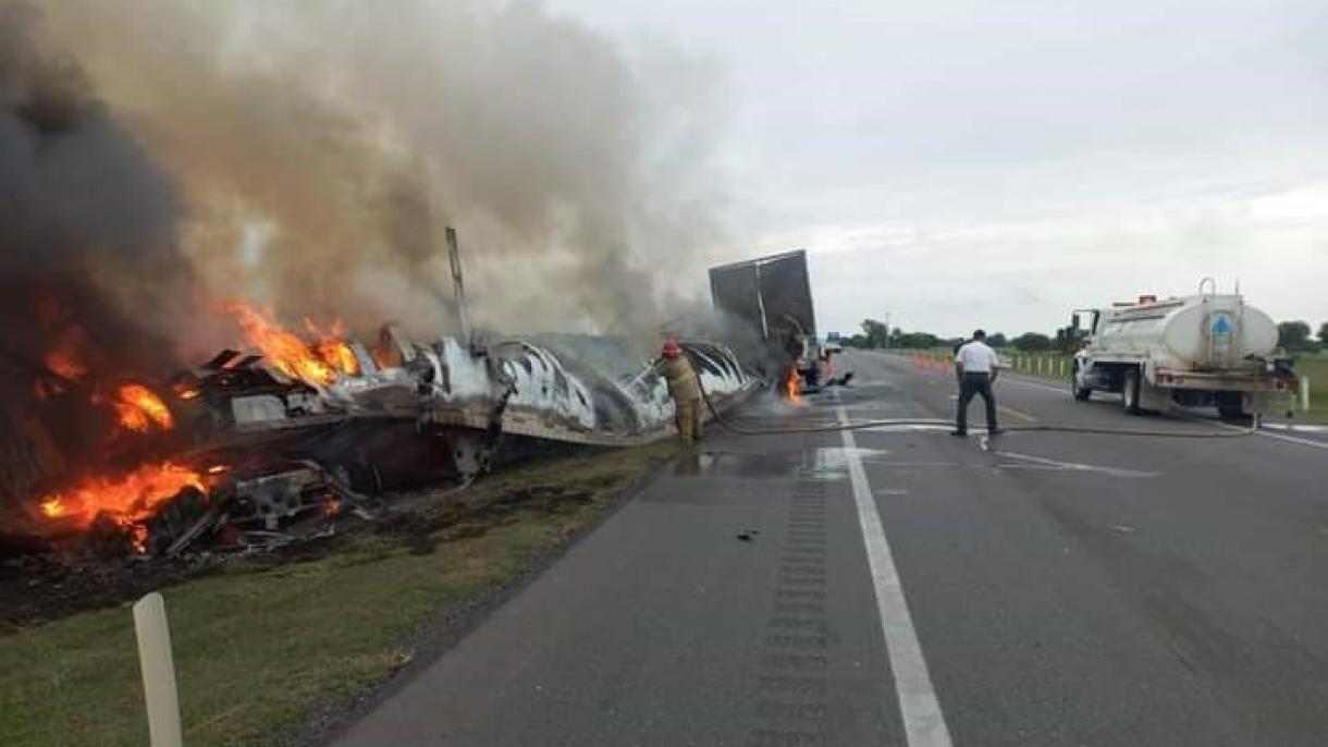 No México um camião colidiu com um miniautocarro: 26 mortos
