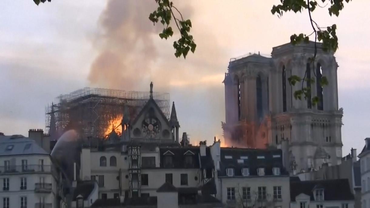 Notre-Dame di Parigi in preda alle fiamme