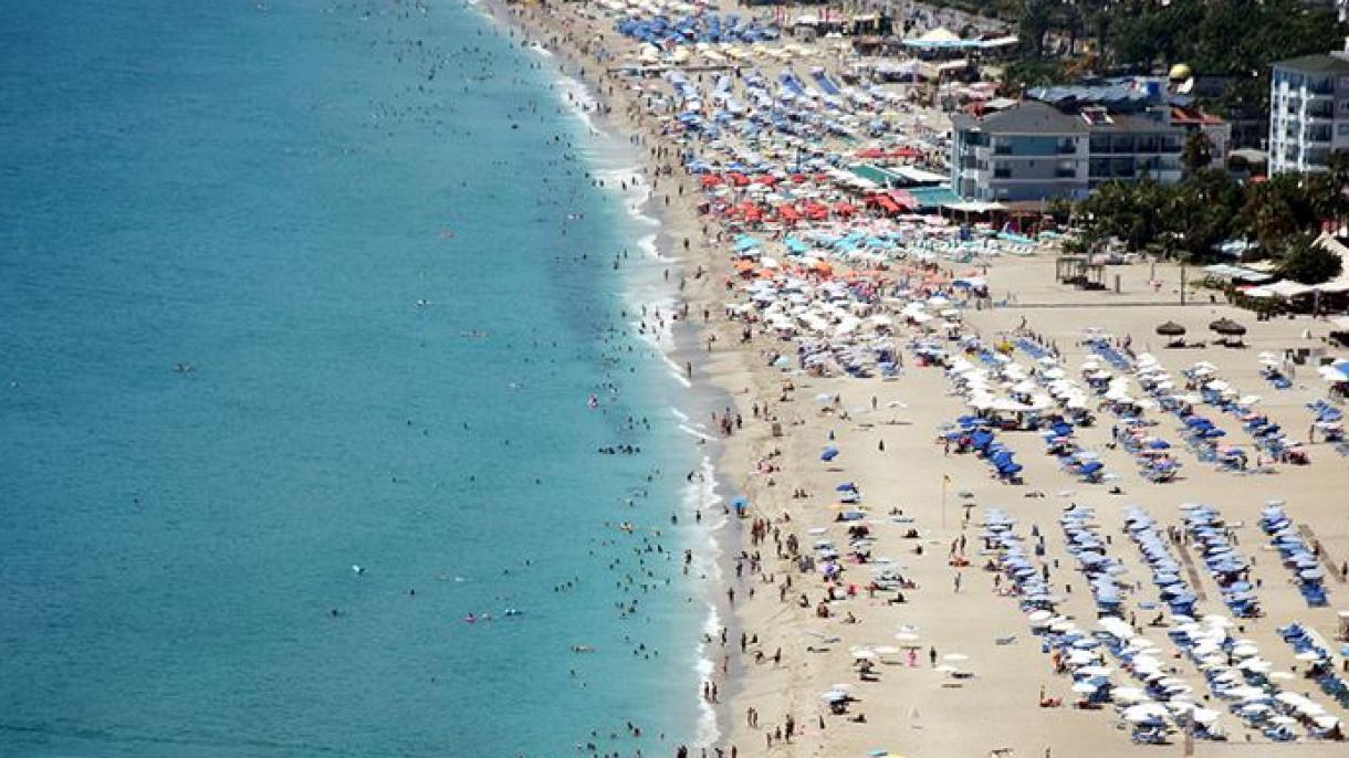 Antalya: os turistas afluem às praias e aos parques aquáticos