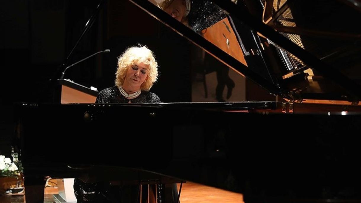 La pianista Gülsin Onay ha dado concierto en la Universidad de Cambridge para los damnificados