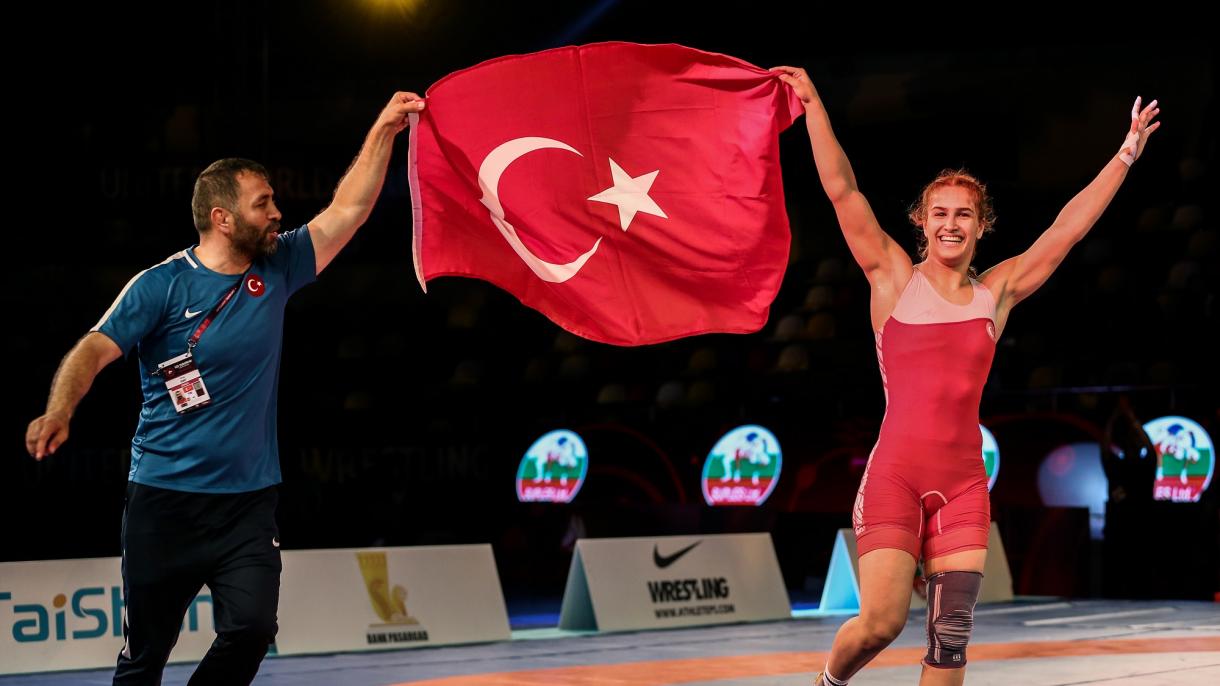 Lutadora turca conquista a medalha de ouro no Campeonato Mundial de Luta