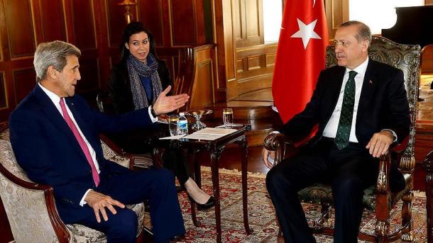 Erdoğan elnök John Kerryvel tárgyalt