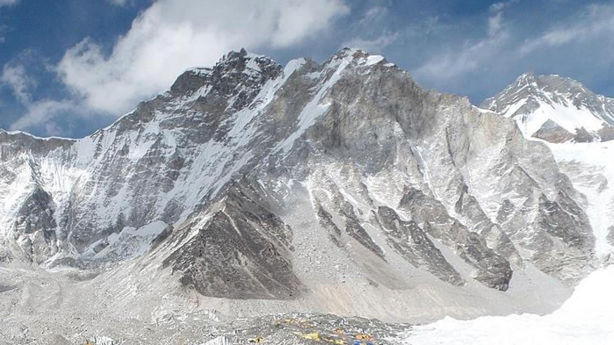 Everest dağında iki alpinist öldü
