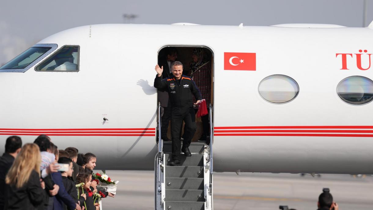 El primer astronauta turco Alper Gezeravcı regresó a Türkiye