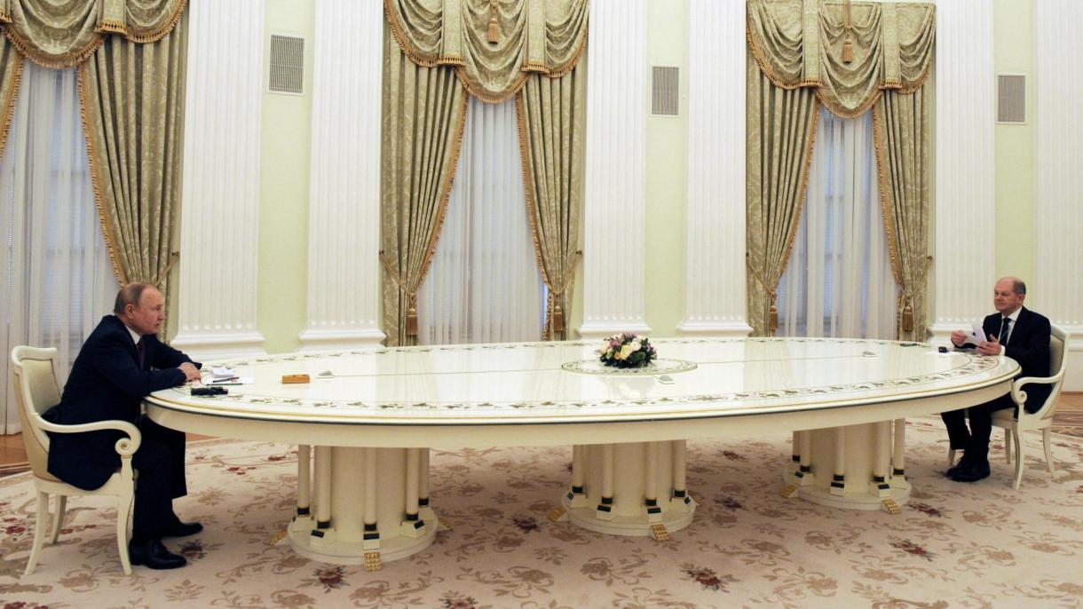 Putin ha accolto il cancelliere tedesco Scholz allo stesso tavolo