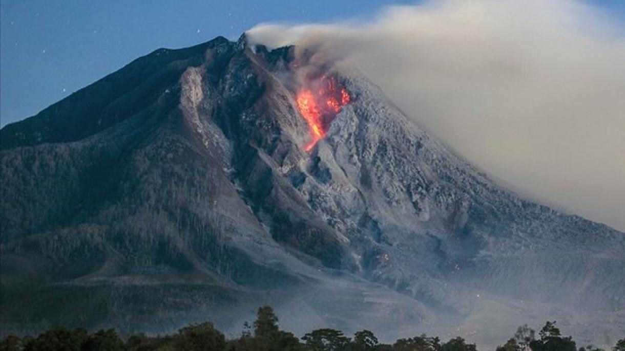 فوران کوه آتشفشانی لووتولوک در اندونزی
