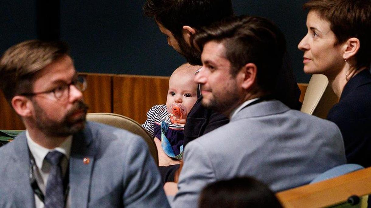 年轻女总理带宝宝出席联大会议