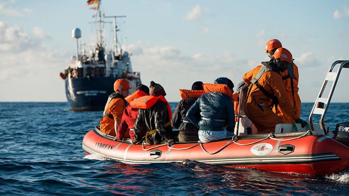 Se soluciona el problema de 49 inmigrantes irregulares que esperan en dos buques en el Mediterráneo