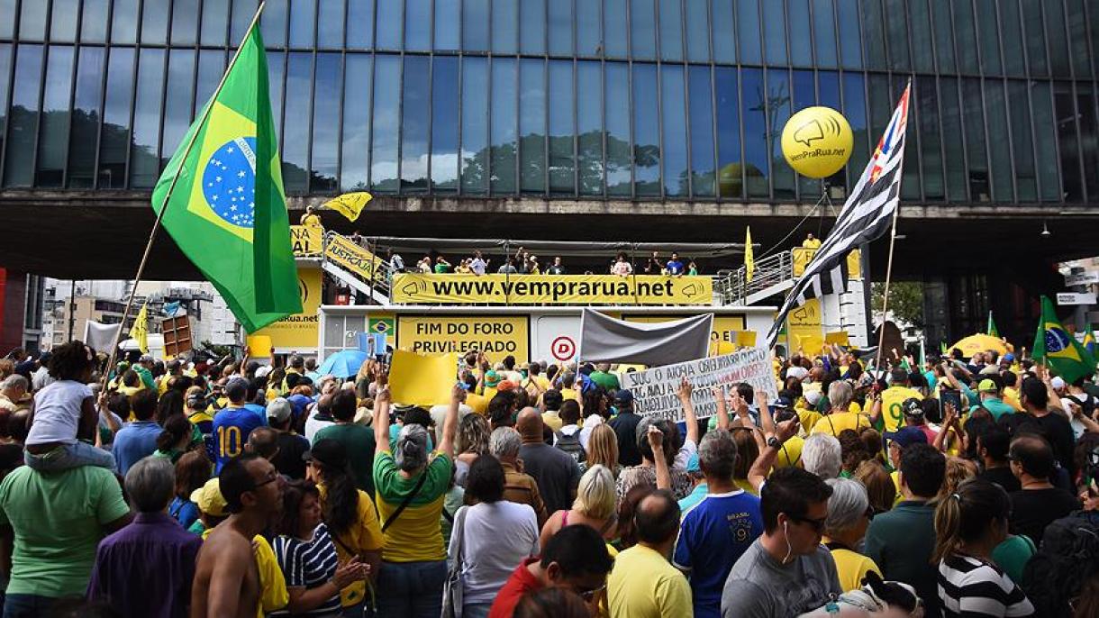 Brasileños vuelven a las calles para reclamar una renovación política