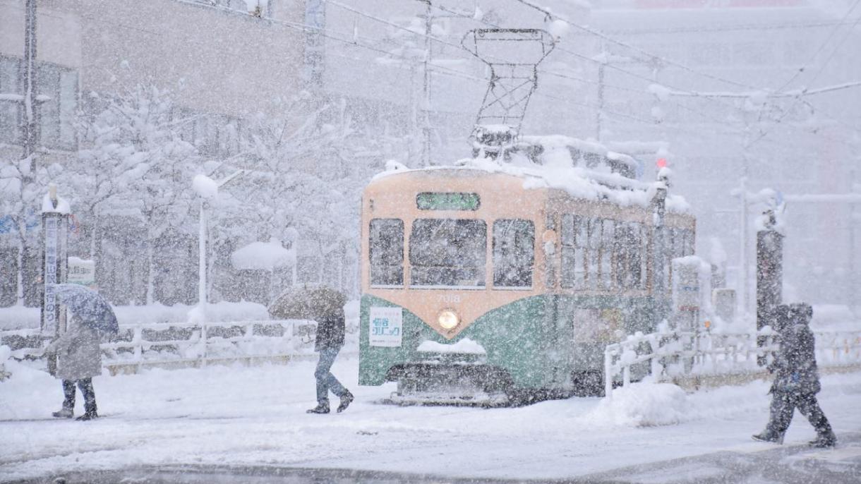 جاپان میں شدید برفباری سے روز مرہ کی زندگی مفلوج