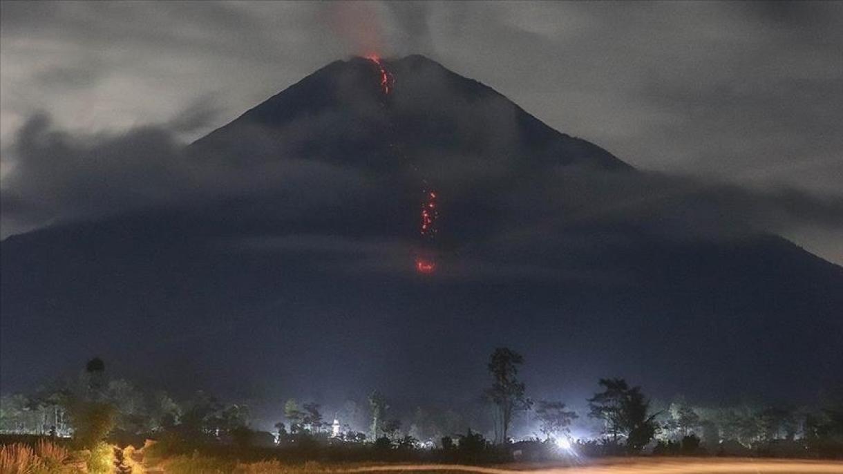 فوران خاکستر از آتشفشان سمرو در اندونزی