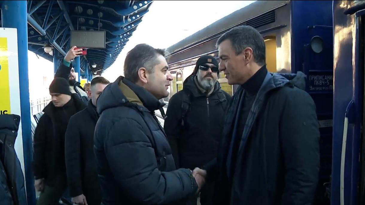 Испанският премиер е на визита в Киев...