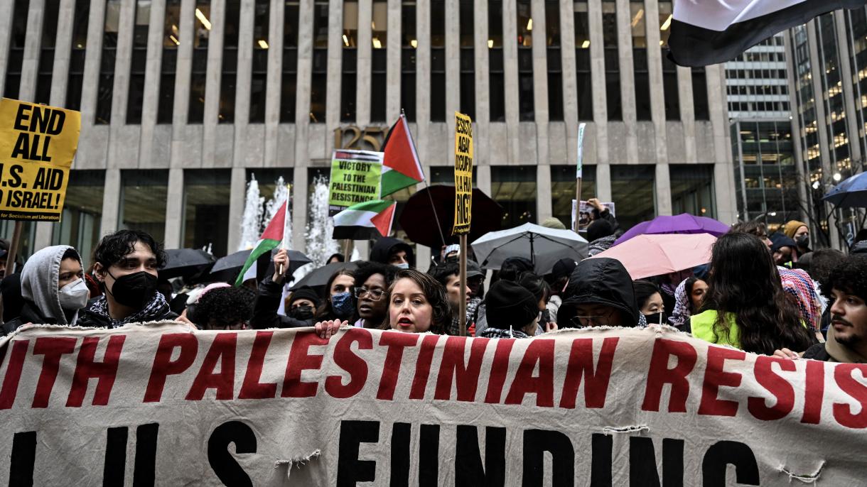 Un gruppo pro-palestinese protesta contro Joe Biden a New York
